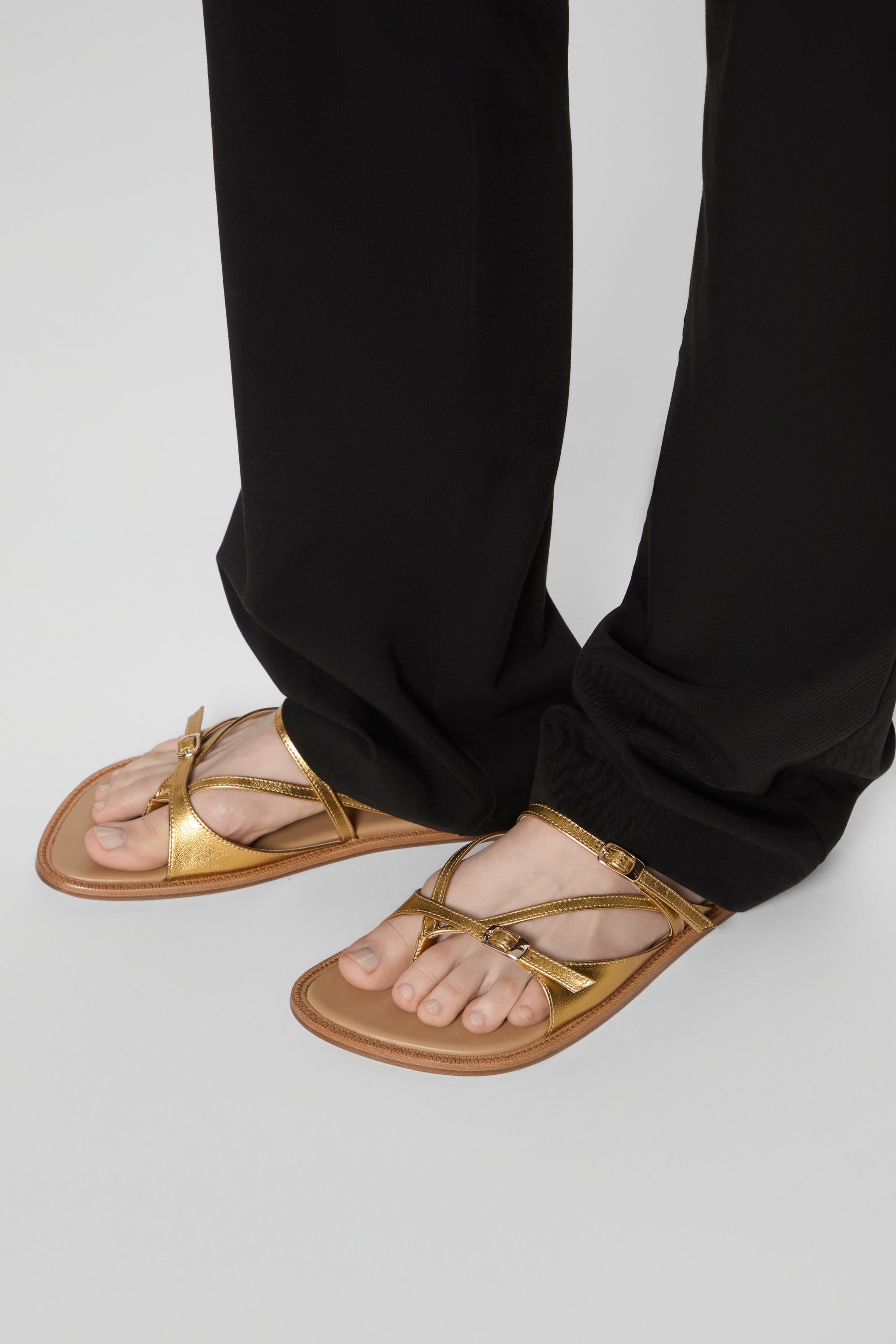 Ria Thong Straps Sandals in Dirty Golden Leather
