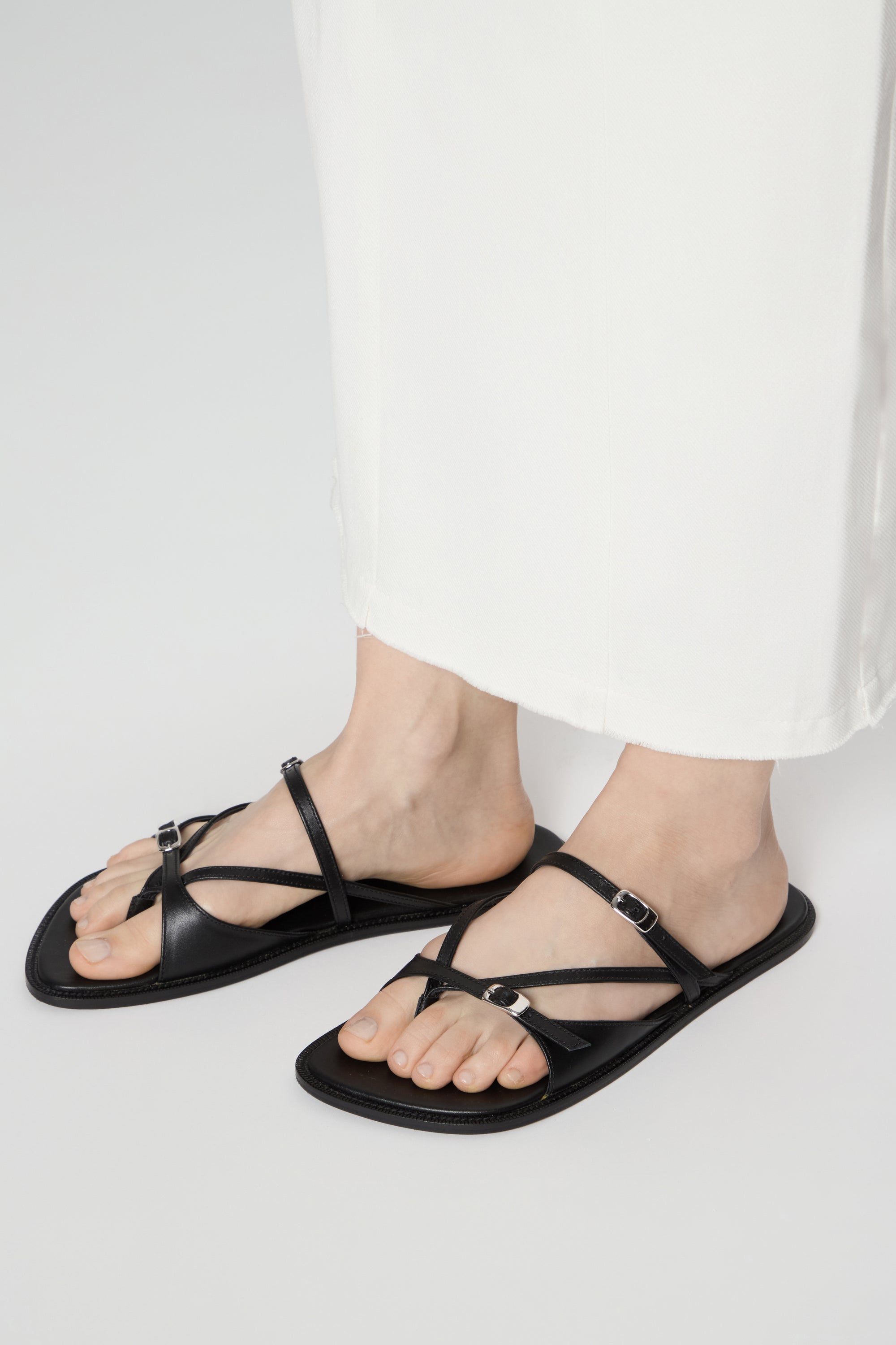 Ria Thong Straps Sandals in Black Leather