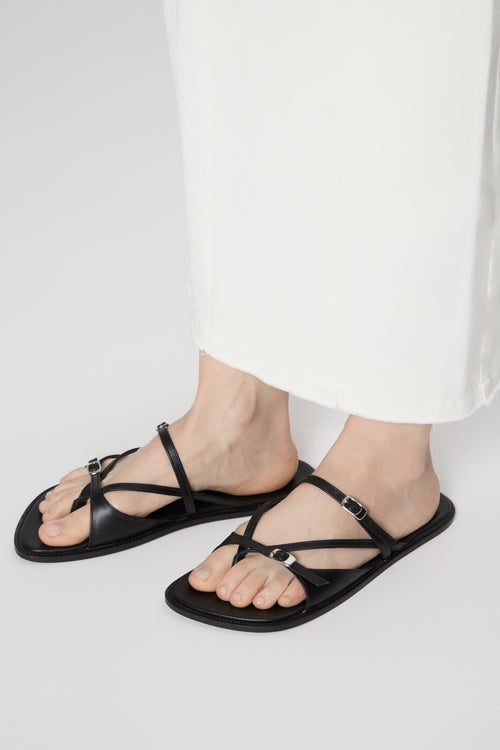 Ria Thong Straps Sandals in Black Leather