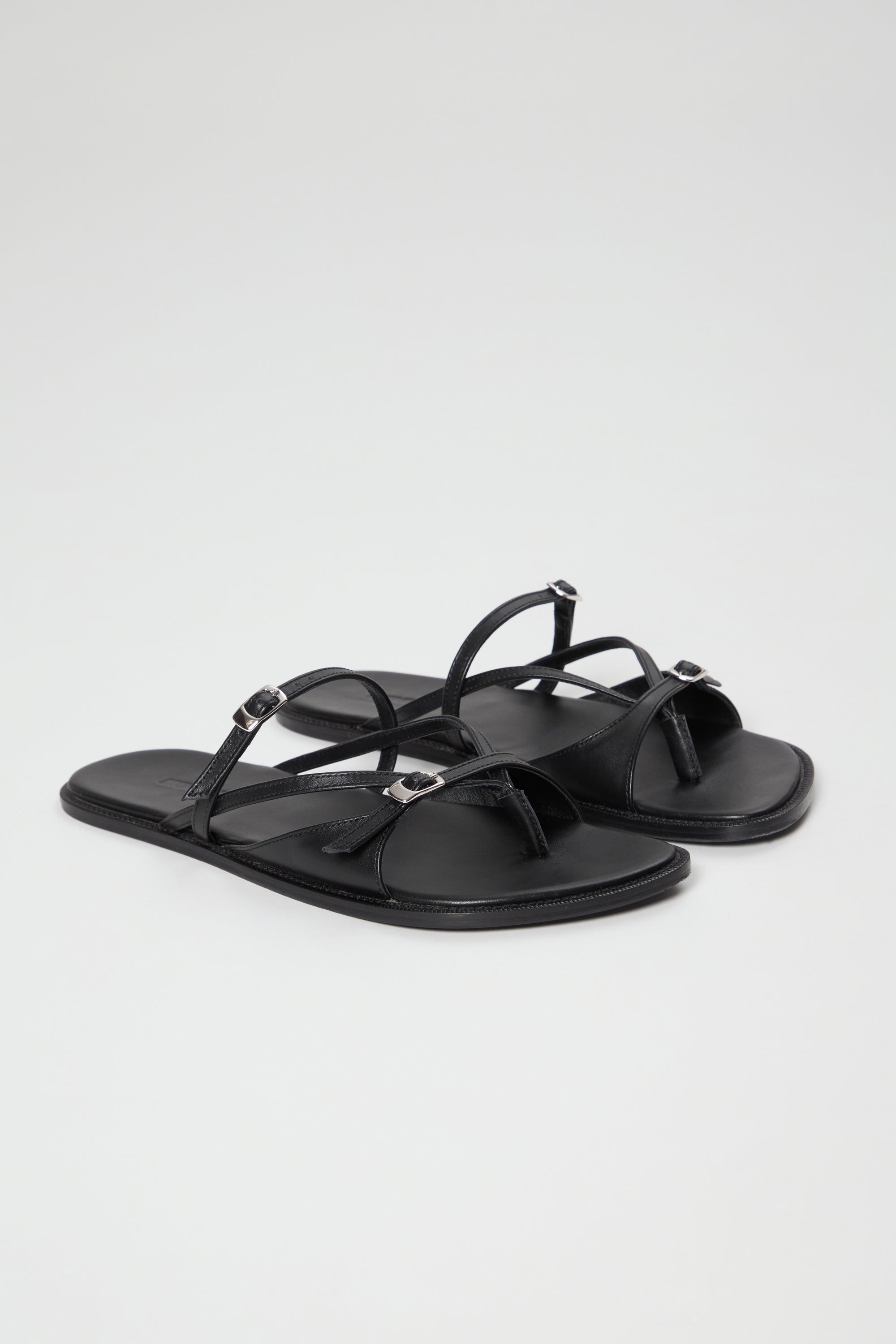Ria Thong Straps Sandals in Black Leather