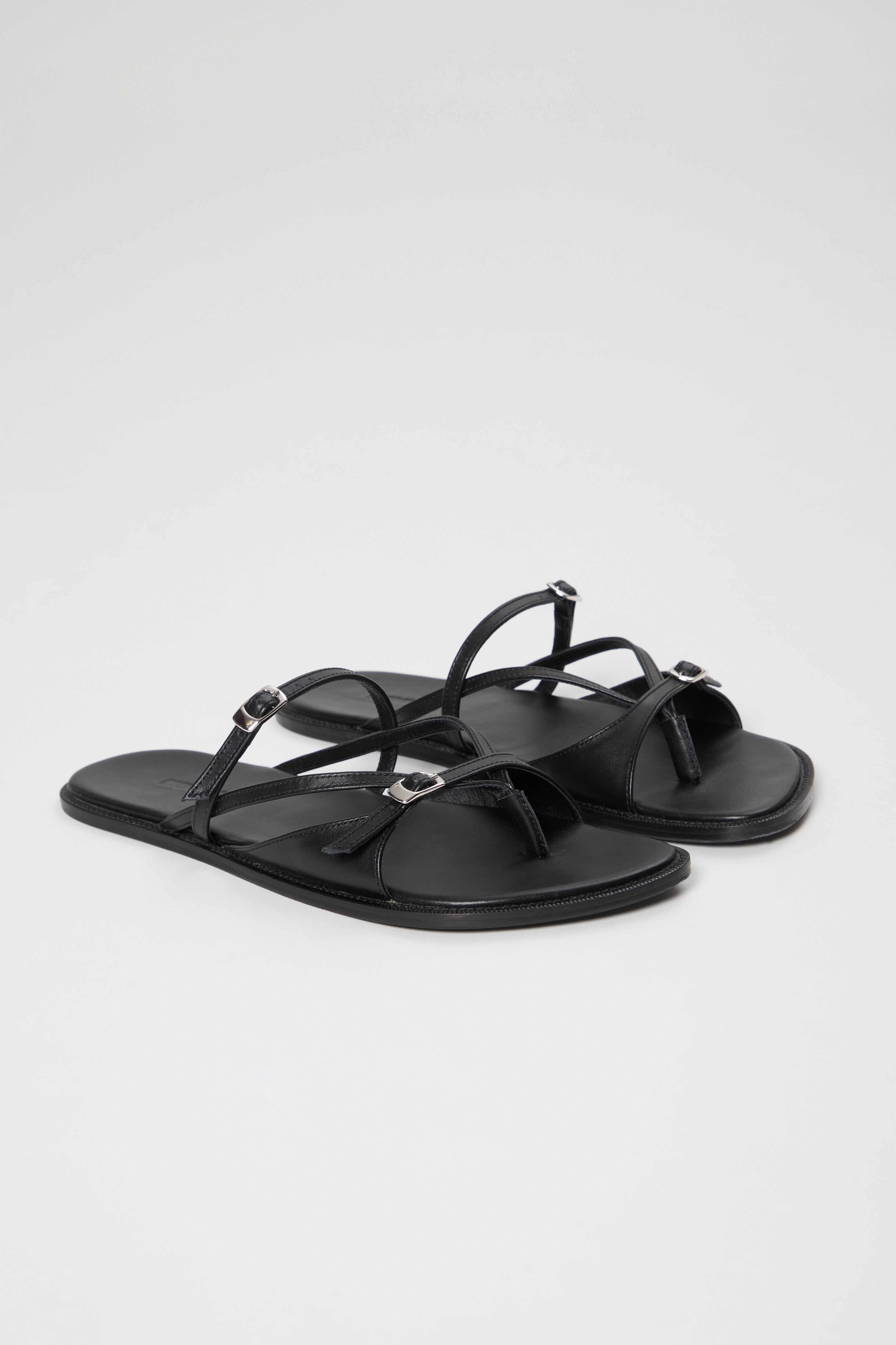 Ria Thong Straps Sandals in Black Leather