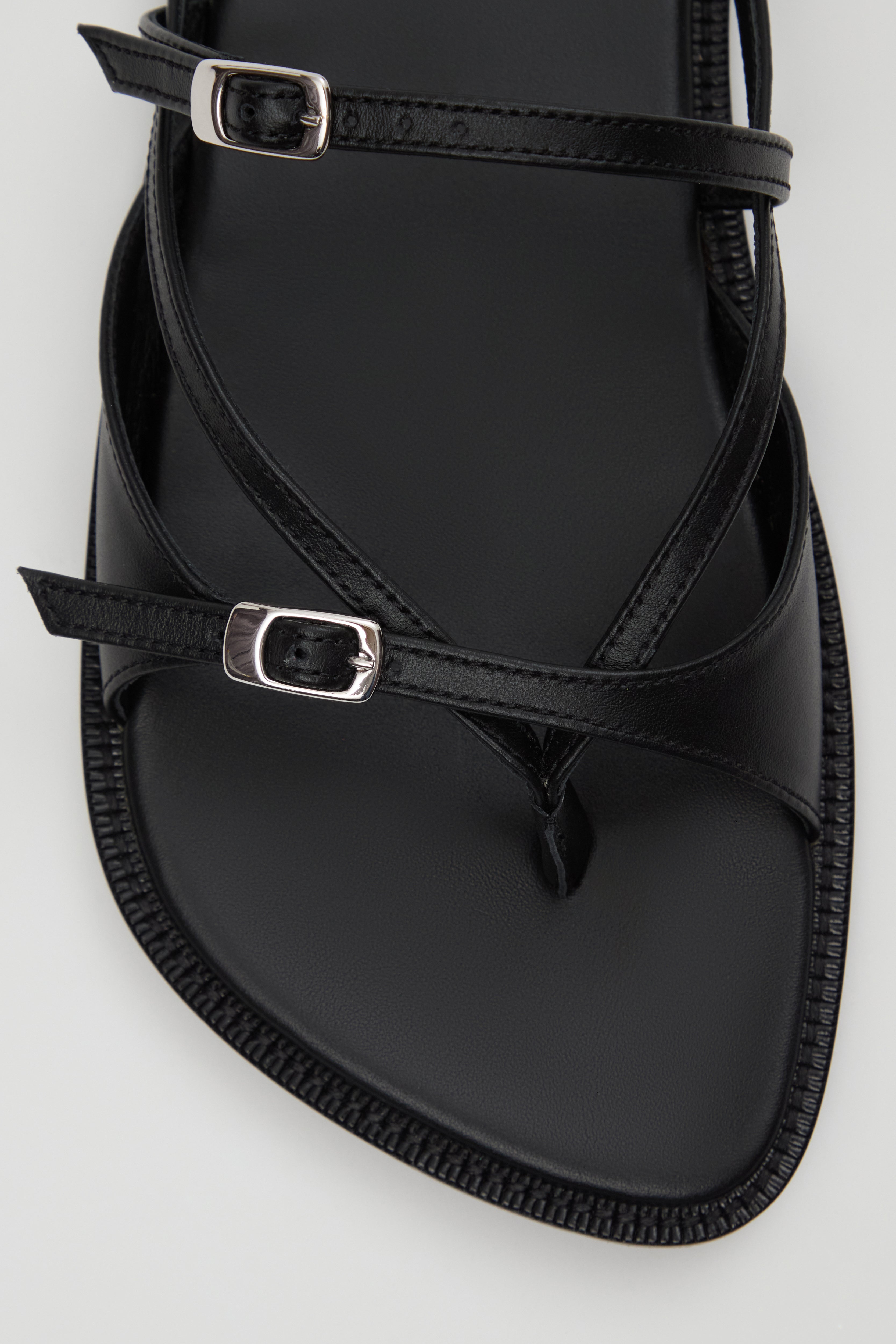 Ria Thong Straps Sandals in Black Leather